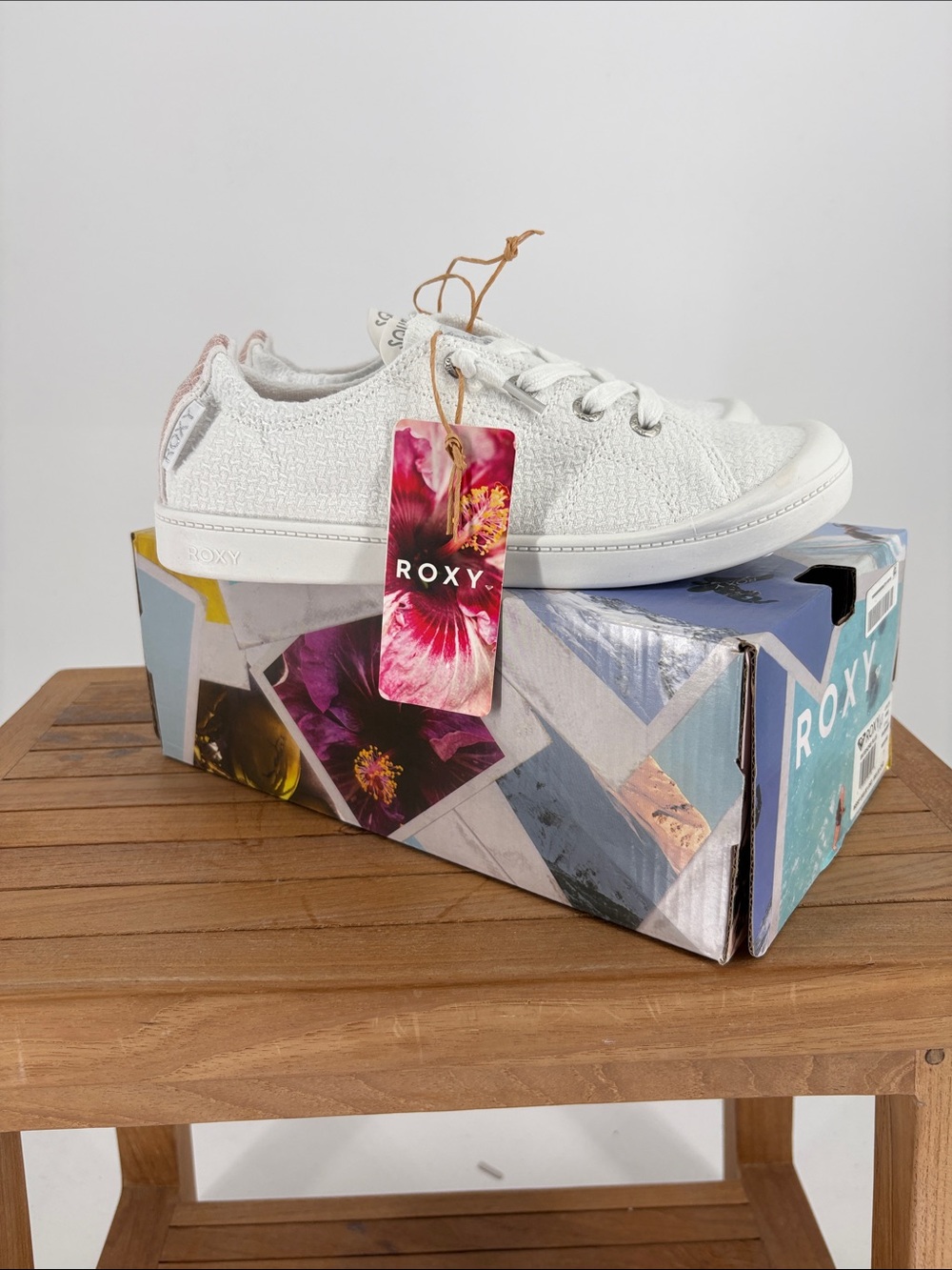 New Women’s Roxy White Lace-Up Knit Sneakers size 7 - Picture 2 of 7